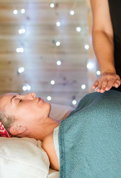 Realizando masaje holistico a una mujer.